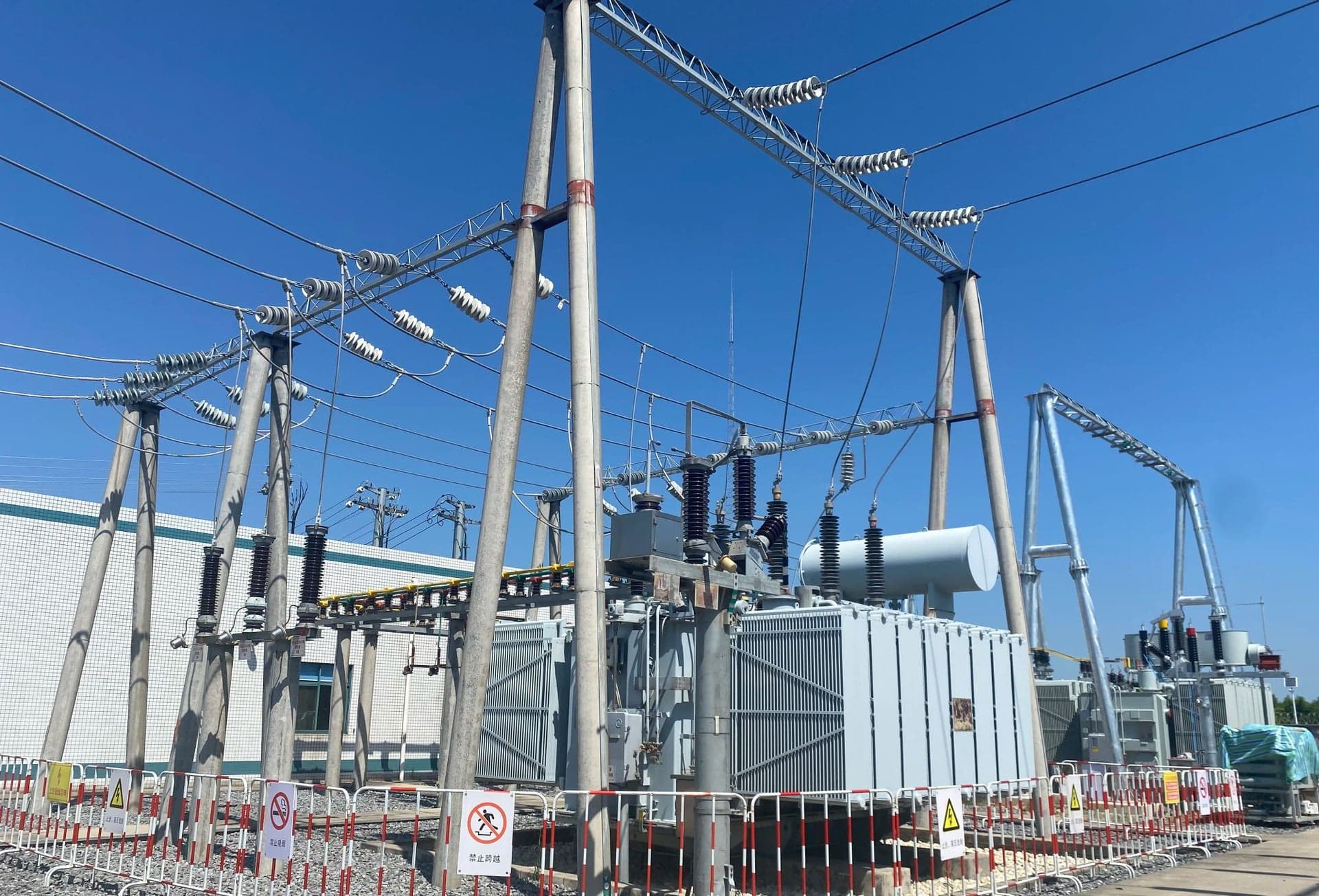 Equipos para sistemas de distribución eléctrica